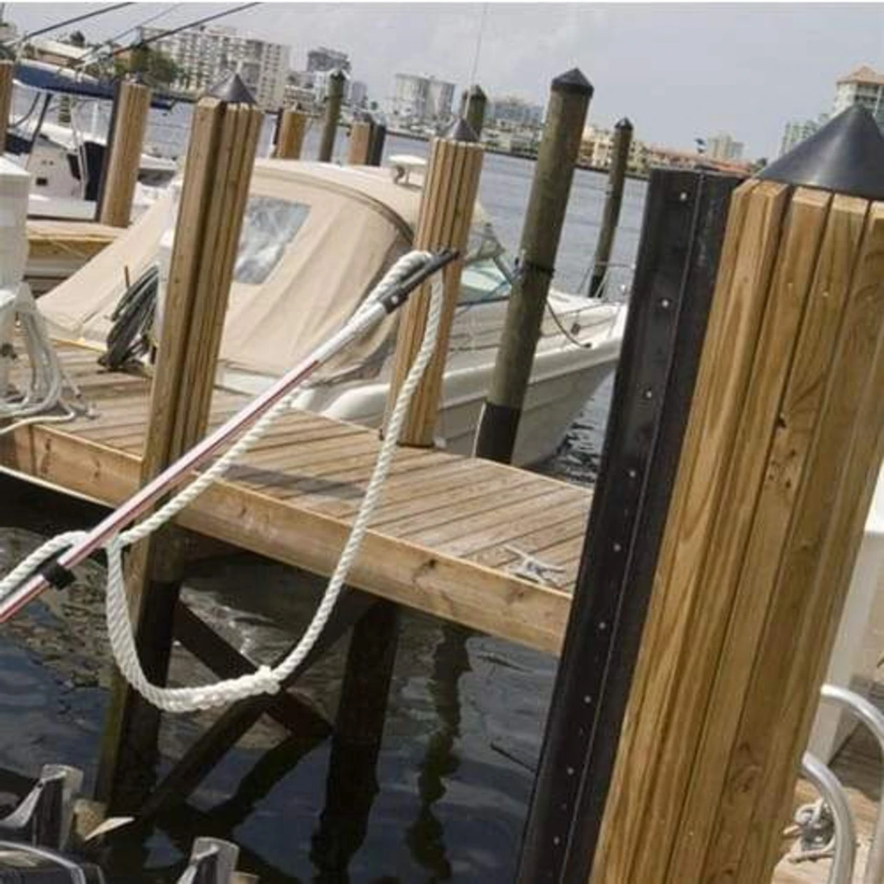 Shurhold Dock-A-Reni Dock Line Holder - Image 3